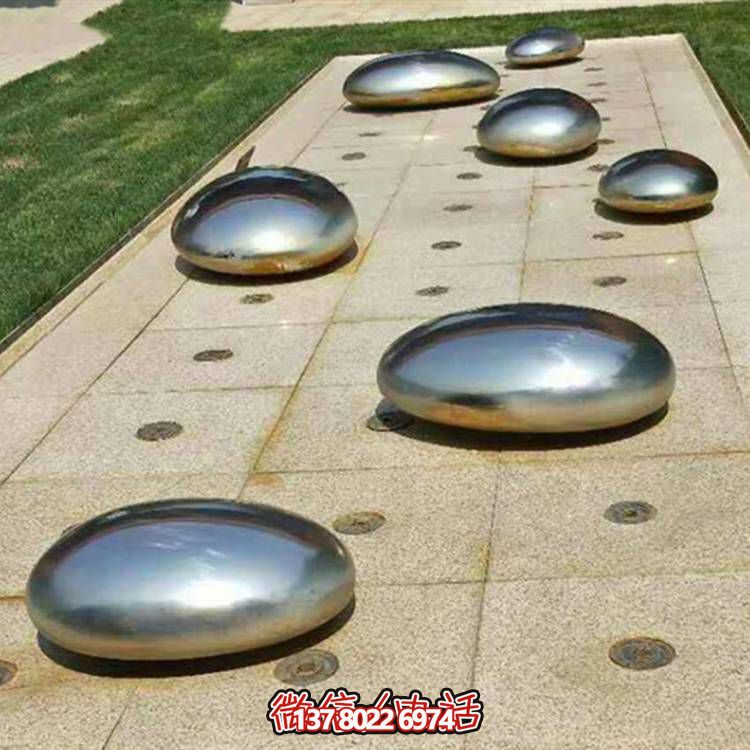不銹鋼鏡面戶外噴泉水景擺件，以鵝卵石與雕塑裝飾