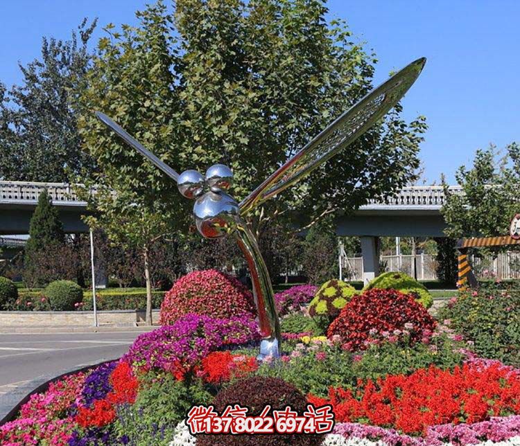 大型不銹鋼蜻蜓雕塑，給城市花園添彩