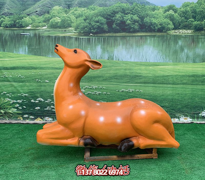 梅花鹿雕塑，繽紛草坪上添彩