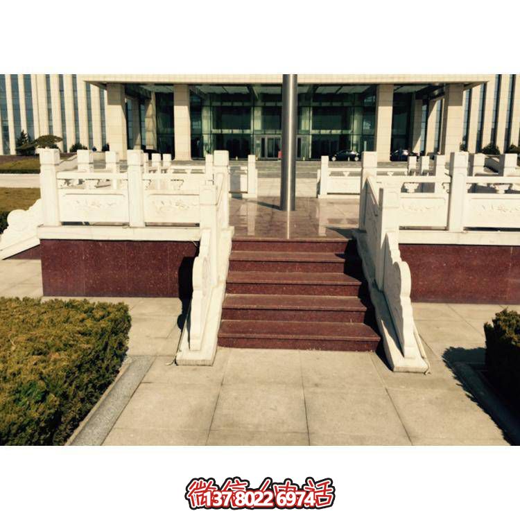 精美雕塑裝飾欄桿，增添學(xué)校廣場升旗臺象征意義