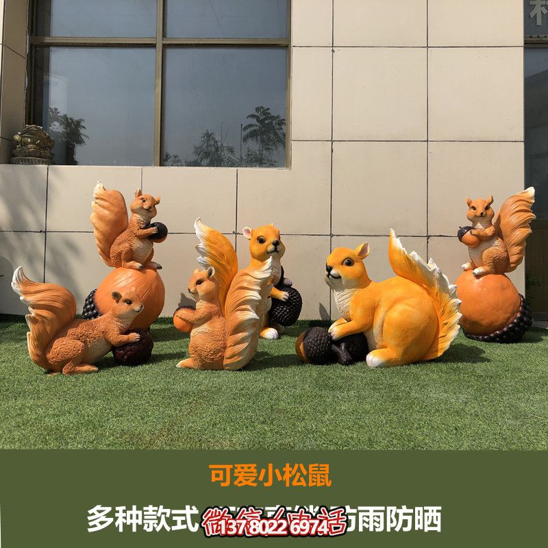 可愛小松鼠雕塑給森林公園、游樂園帶來美好時光
