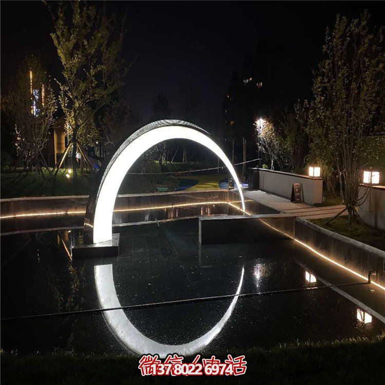 月牙形不銹鋼雕塑，美化城市水景