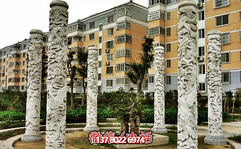 精美大理石浮雕龍柱，裝點小區花園