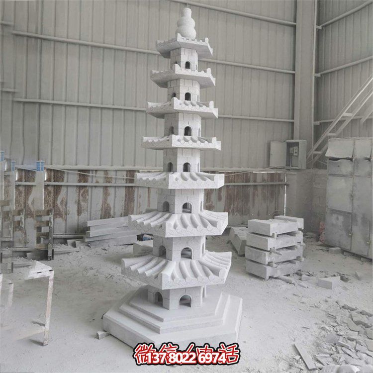 天然青石多層石佛塔，雕刻精美，為寺廟擺放