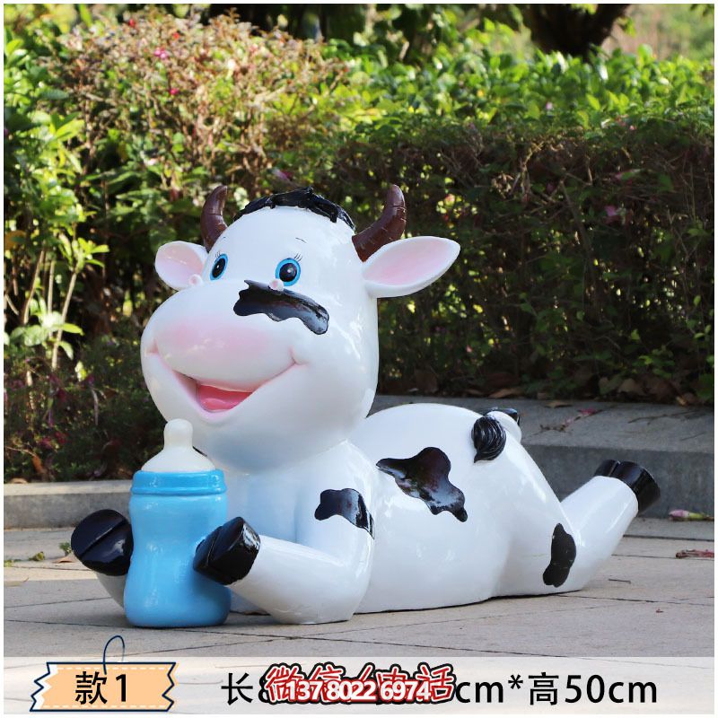 玻璃鋼牛雕塑，為幼兒園的幼兒們趴著喝奶更添樂趣