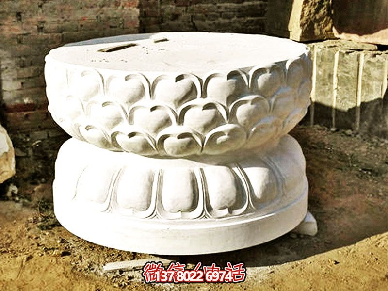 漢白玉制須彌座佛像，以精美圓形飾就古樸寺院