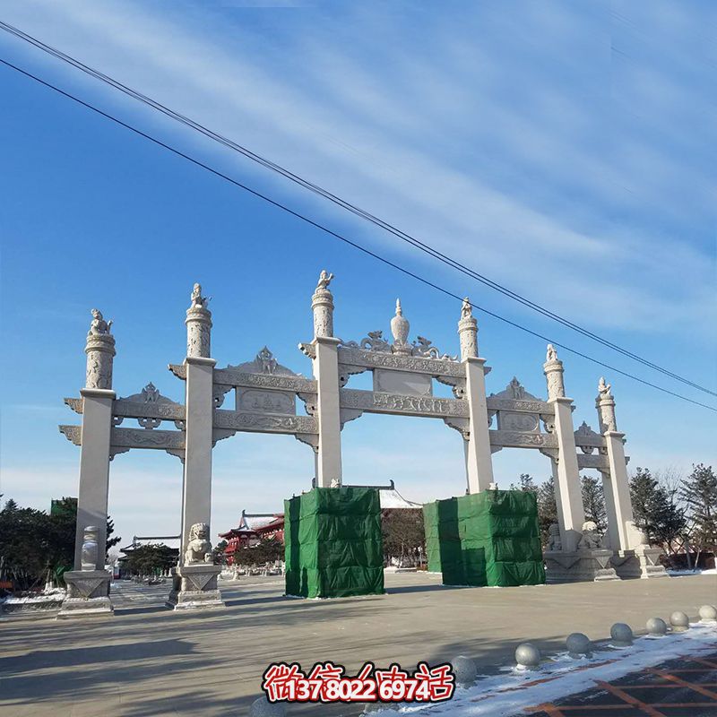 新款漢白玉牌坊，美觀而古樸的石六柱，為寺院和景區增添靈氣