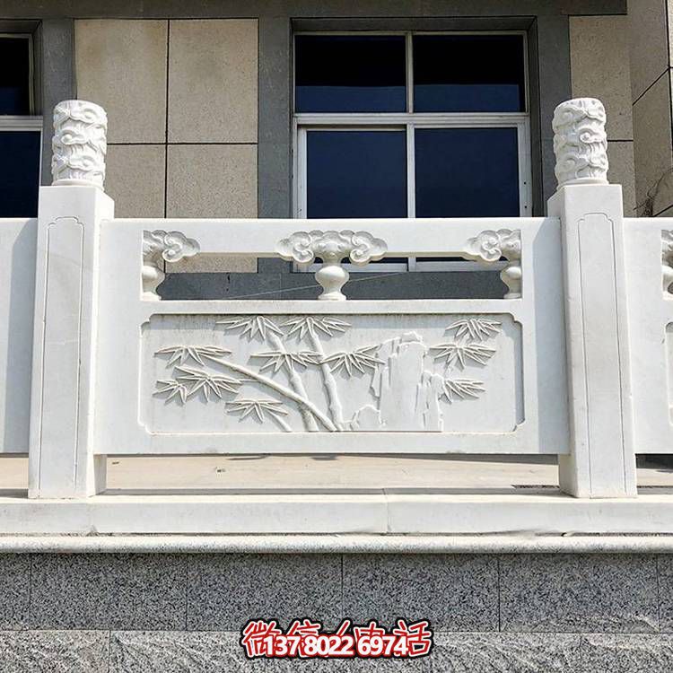 精致古典庭院雕飾浮雕石柱、欄桿、欄板，營(yíng)造溫馨園林