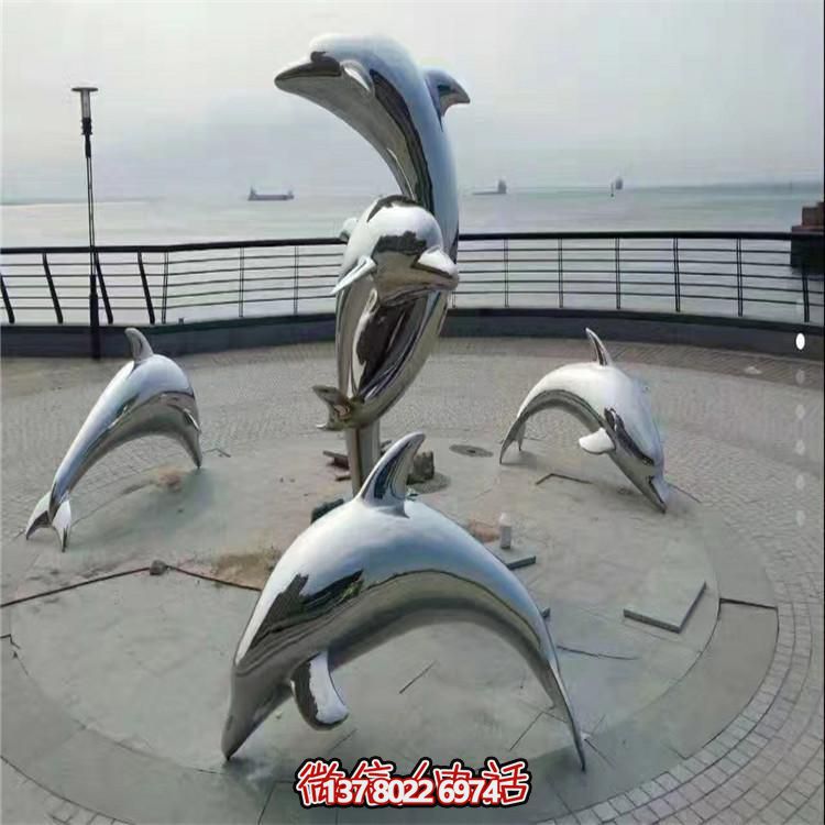 不銹鋼海豚雕塑，讓海邊的廣場更加美觀