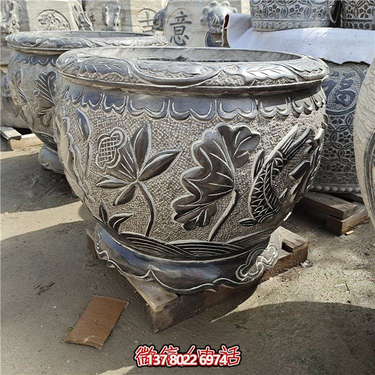 古建庭院蓄水缸，用青石點綴