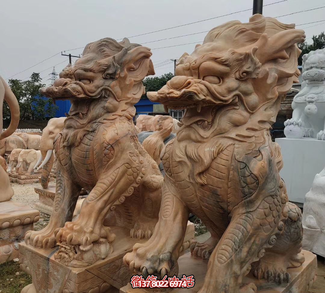 大型黃蠟石麒麟雕塑，點綴廣場景觀