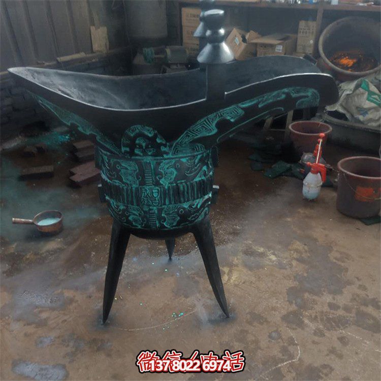 青銅仿古器皿，景觀雕塑擺放，點綴景區園林