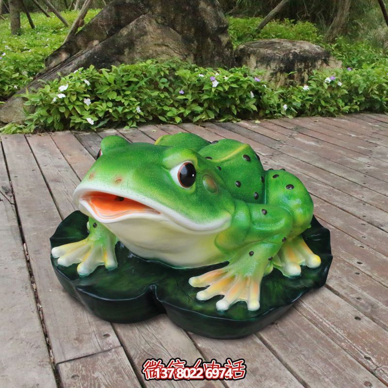 創(chuàng)意玻璃鋼青蛙雕塑，為廣場增添活力