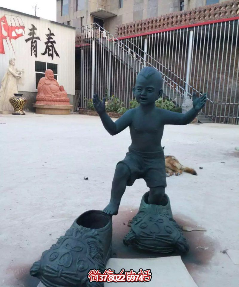 青銅創(chuàng)意穿虎頭鞋兒童雕塑 青銅創(chuàng)意穿虎頭鞋兒童雕塑