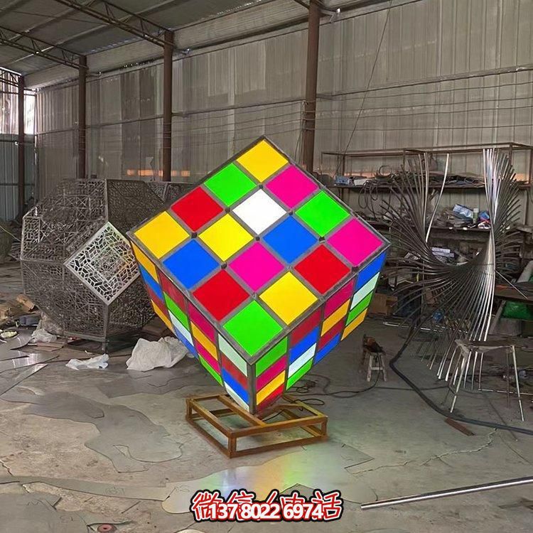 不銹鋼彩繪魔方景觀雕塑，點綴校園廣場