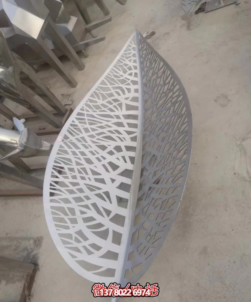 不銹鋼樹葉雕塑，給醫(yī)院藝術(shù)造型帶來(lái)絢麗美觀