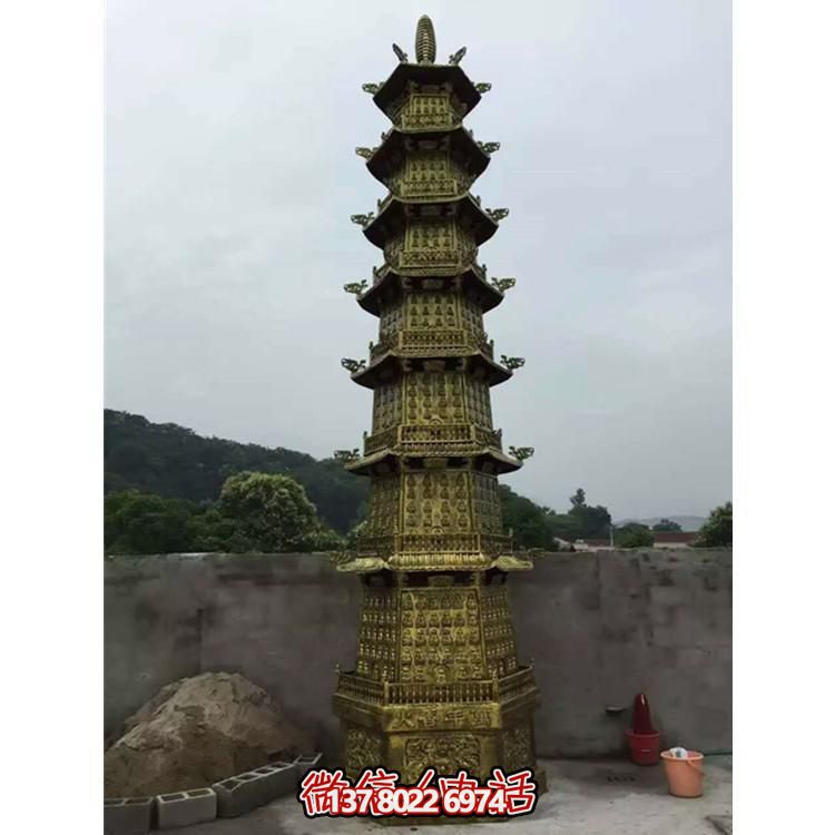 欣賞傳統(tǒng)文化，體驗(yàn)多層銅雕香爐的大型景區(qū)