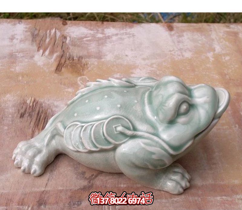 室內擺放的叼著一串銅錢的玻璃鋼創意金蟾雕塑 室內擺放的叼著一串銅錢的玻璃鋼創意金蟾雕塑