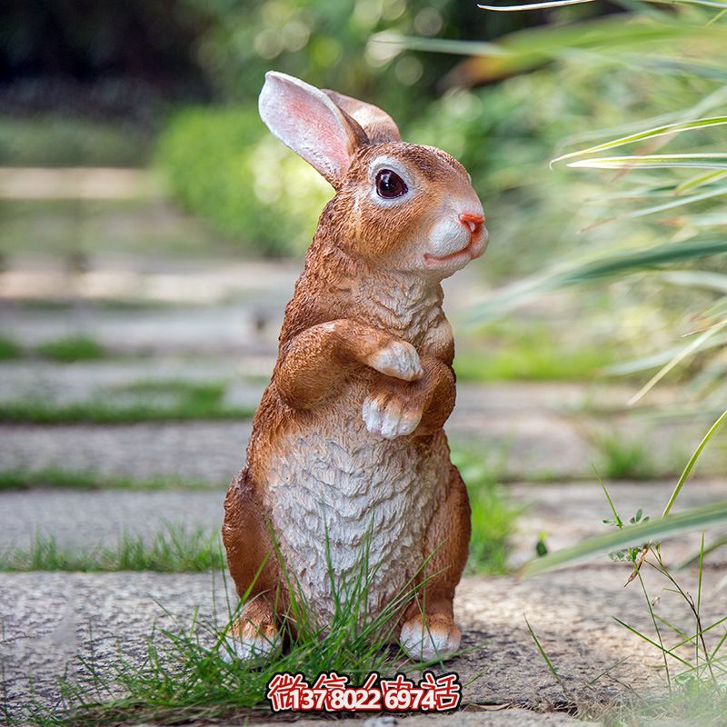石梯上一只可愛(ài)的棕色兔子雕塑 石梯上一只可愛(ài)的棕色兔子雕塑