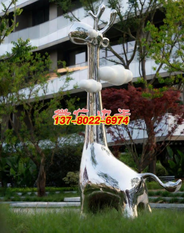 《云棲靈鹿》：鏡面銀鹿載云而立，融現(xiàn)代建筑與自然意趣的創(chuàng)意景觀